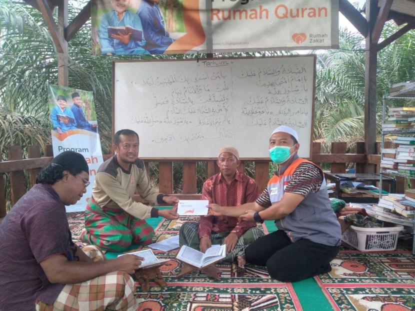 Rumah Zakat melalui relawannya memberikan bantuan untuk operasional kegiatan di Pondok Quran Ar-Rahman Desa Penyamun, Kecamatan Pemali, Kabupaten Bangka, Bangka Belitung.