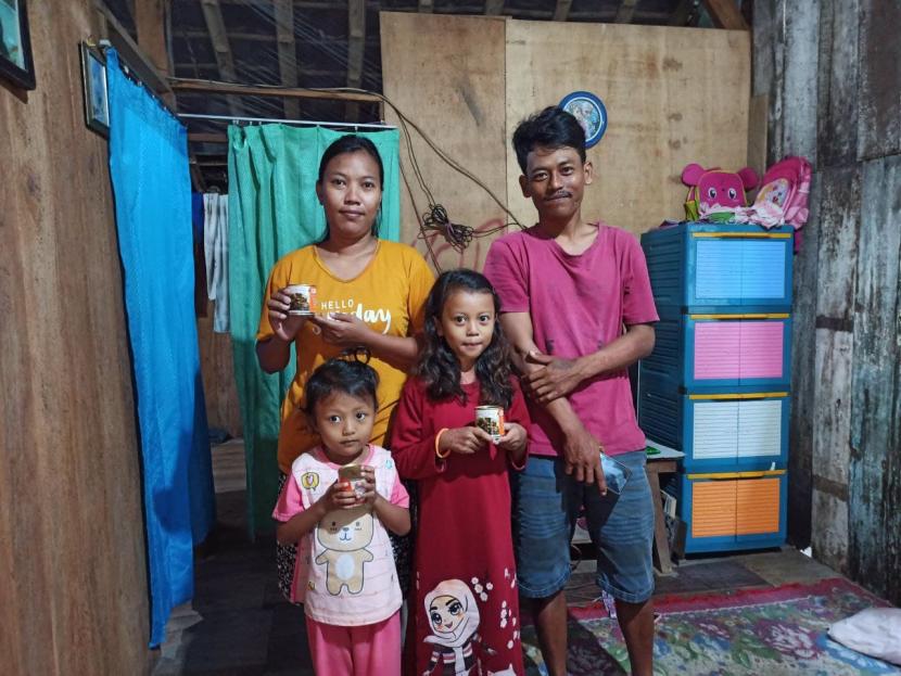 Rumah Zakat melalui relawannya menyalurkan Superqurban untuk sepuluh keluarga muslim yang berada di lingkungan di lingkungan RW 05 Desa Mrisi, Kecamatan Tanggunghajo, Kabupaten Grobogan, Jawa Tengah pada Kamis (10/6).