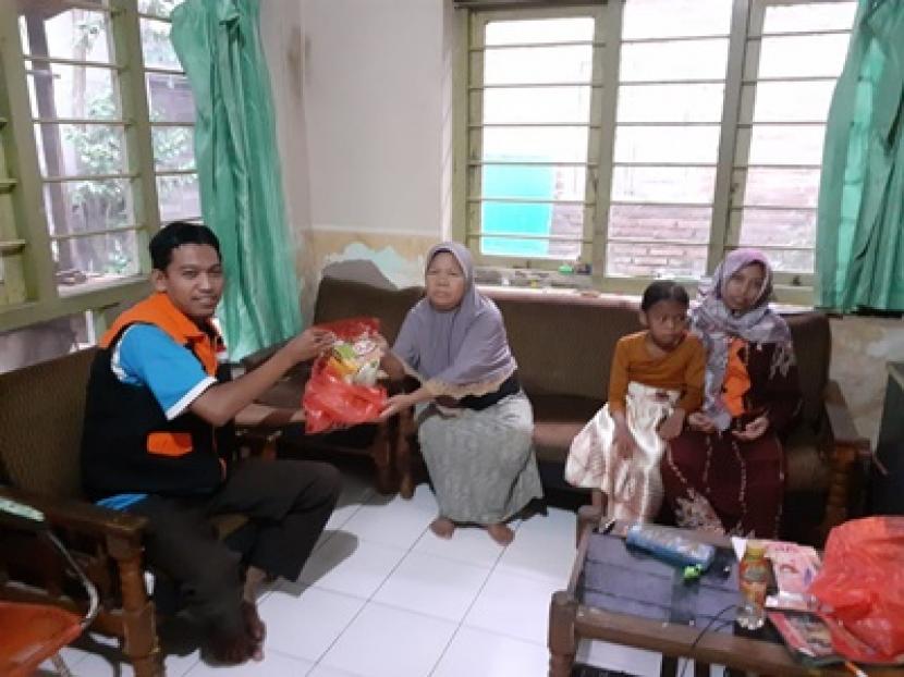 Rumah Zakat melalui tim relawan Desa Berdaya Singocandi Kecamatan Kota Kabupaten Kudus, memberikan sosialisasi ke rumah warga tentang bahaya wabah corono/Covid 19. Seperti diketahui, wabah ini sedang berkembang pesat khususnya di Indonesia. 