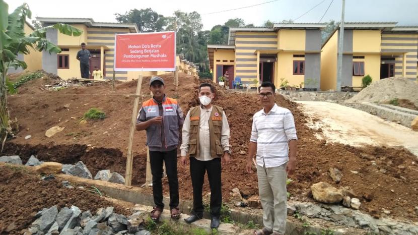 Rumah Zakat meletakkan batu pertama pembangunan mushala di Huntap Desa Wai  Muli Timur, Kecamatan Rajabasa, Lampung Selatan, Selasa (17/8).