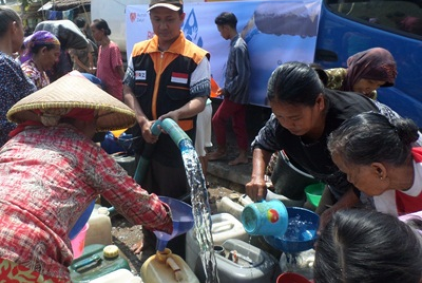 Rumah Zakat memasok air bersih untuk Desa Slangit, Cirebon