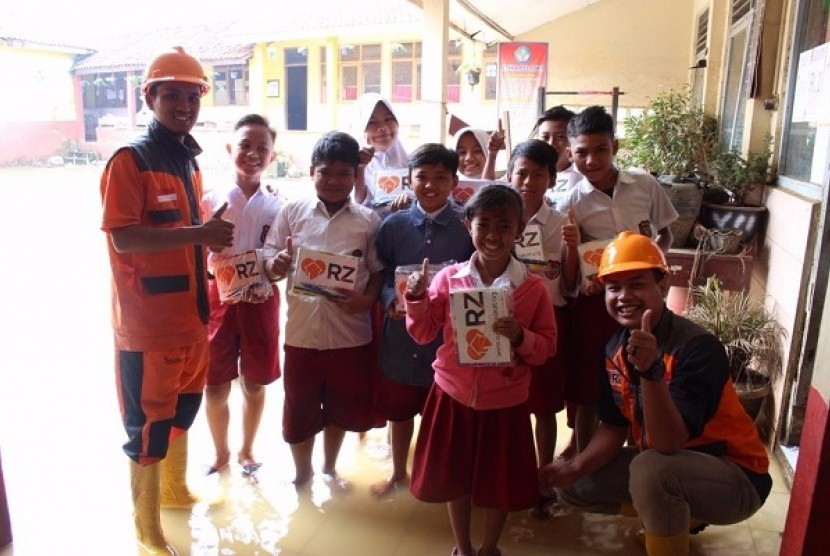 Rumah Zakat membagikan buku kepada anak-anak korban banjir Bandung.