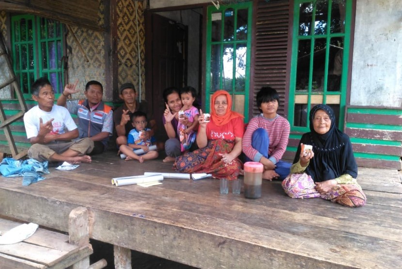 Rumah Zakat membagikan Kornet Superqurban untuk warga Desa Pangkalan Purwakarta. 
