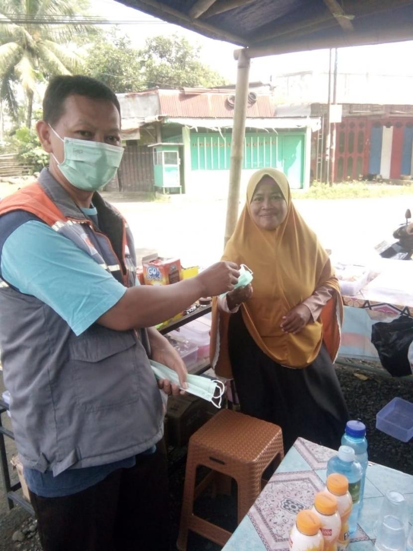Rumah Zakat Targetkan Salurkan 10 Ribu APD se-Indonesia. Foto: Rumah Zakat membagikan masker gratis untuk para pedagang.
