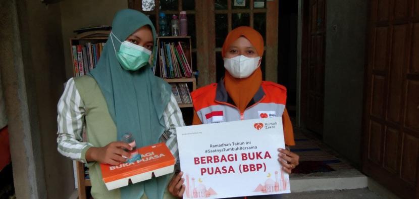 Rumah Zakat membagikan paket Berbagi Buka Puasa (BBP) di Rumah Literasi Sidomulyo,Kecamatan Pengasih, Kabupaten Kulon Progo, Yogyakarta pada Sabtu sore (9/4/22) pukul 15.30 - 16.30WIB. 