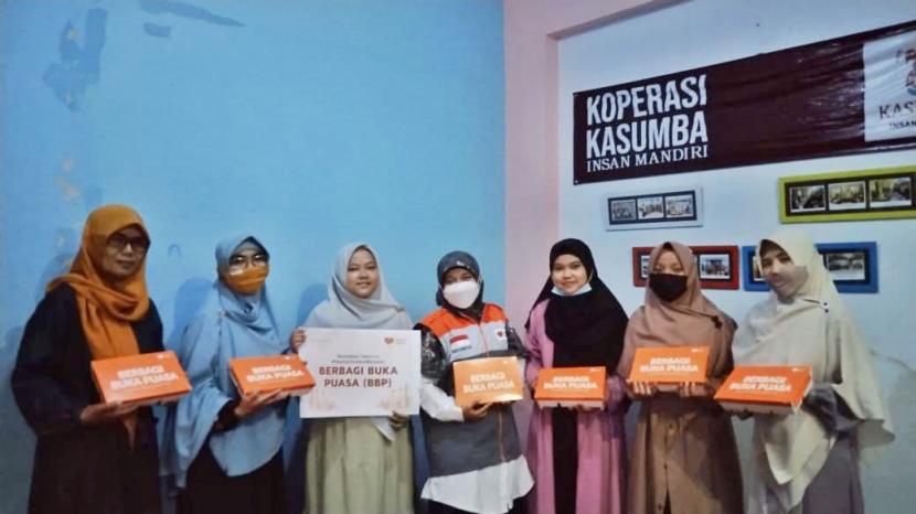  Rumah Zakat membagikan Paket Berbagi Buka Puasa (BBP) amanah dari donatur pada pekan kedua Ramadhan 1443 Hijriyah kepada para anak yatim yang berada di Desa Rancakasumba, Kecamatan Solokan Jeruk, Kabupaten Bandung, Jawa Barat.