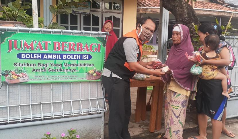 Rumah Zakat membagikan sayuran dan bahan makanan gratis kepada warga di Kelurahan Margadana, Kota Tegal, Jawa Tengah, beberapa waktu lalu.