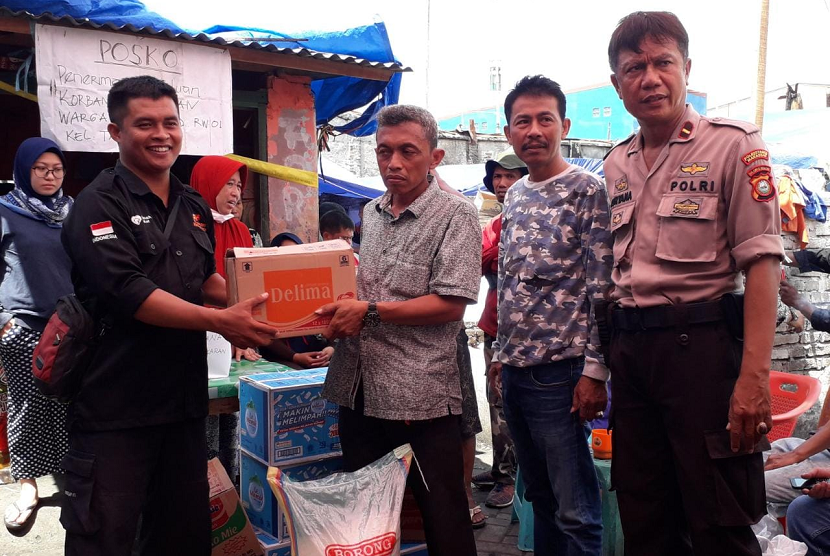     Rumah Zakat membagikan sembako dan peralatan kebersihan untuk korban kebakaran Makassar.