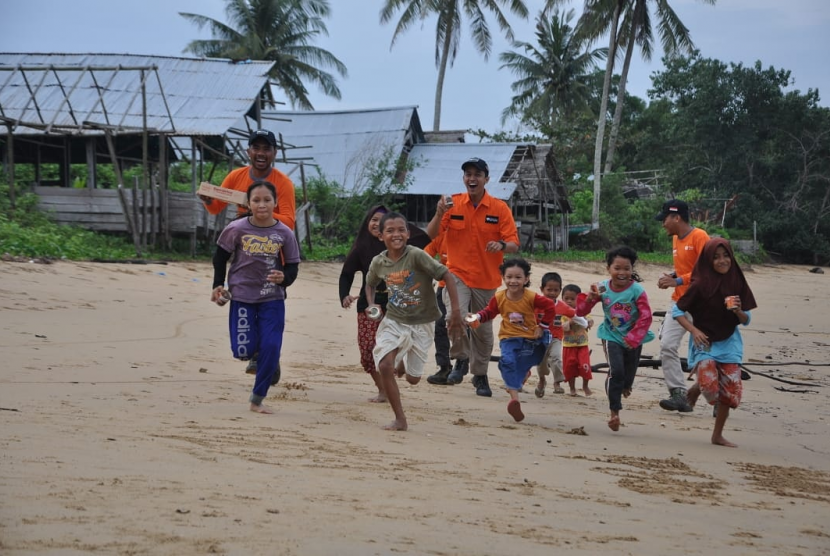 Rumah Zakat membahagiakan anak-anak di perbatasan Indonesia dan Malaysia di Sambas, Sabtu (9/11).