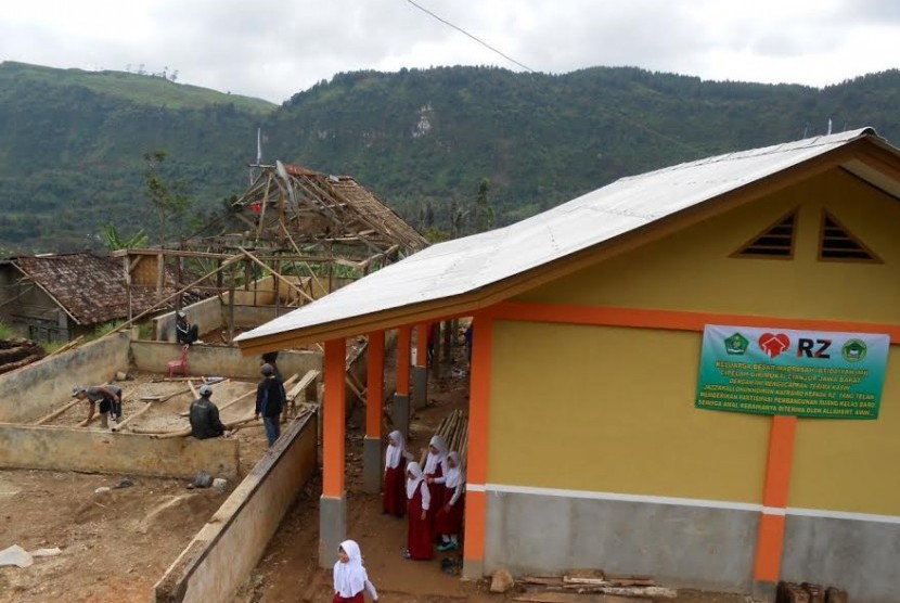 Rumah Zakat membantu memperbaiki ruang kelas MI di Cianjur.