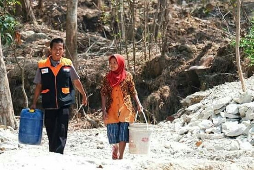 Rumah Zakat membantu menyalurkan air bersih di daerah terdampak kekeringan di Indonesia.