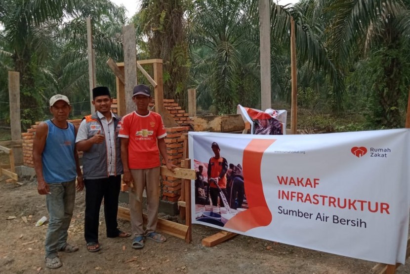 Rumah Zakat membantu pembangunan sarana air bersih di Kepenuhan Barat, Riau. 
