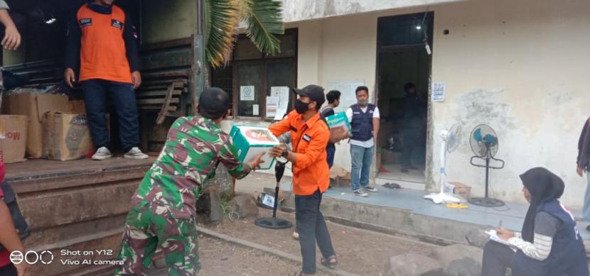 Rumah Zakat membantu proses kepindahan penampungan  pengungsi Rohingya dari bekas kantor Imigrasi di lhokseumawe menuju tempat baru di kantor BLK di desa Kandang Mee. 