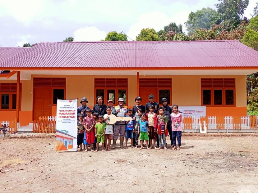 Rumah Zakat membantu renovasi madrasah di pedalaman Patingke.