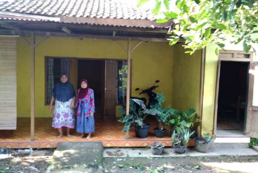 Rumah Zakat membantu Suparmi, pengrajin batik di Kediri.