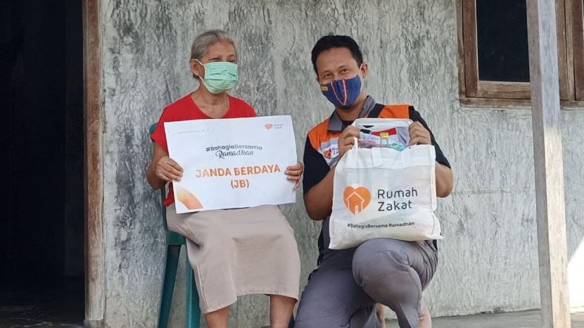 Rumah Zakat memberi bantuan kepada Mbah Mian melalui program Janda Berdaya.