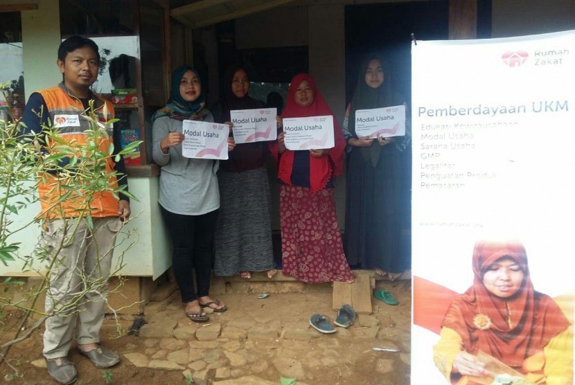 Rumah Zakat memberi bantuan modal usaha untuk Warga Dusun Cibaleker. 
