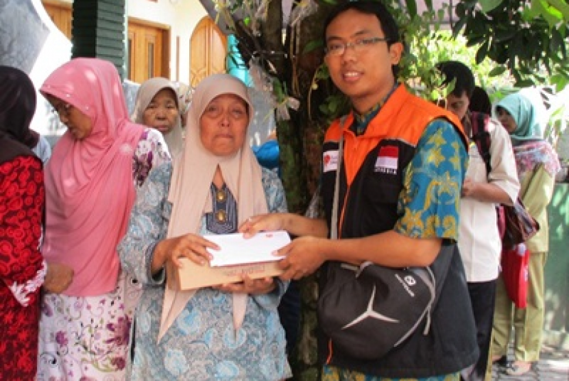 Rumah Zakat memberi bantuan pada korban kebakaran di Patehan Lor, Yogyakarta.