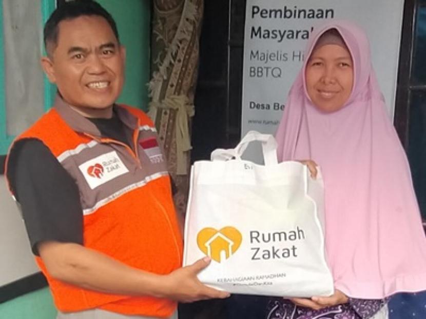 Rumah Zakat memberi bantuan sembako untuk warga Desa Berdaya yang terdampak corona.