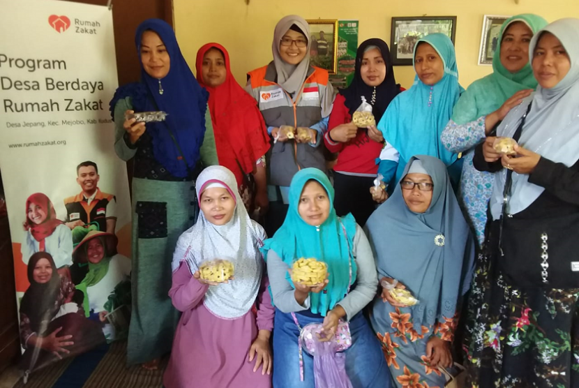Rumah Zakat memberi pelatihan cara membuat kue kering menyambut Ramadhan.