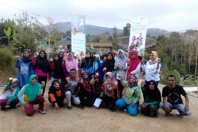 Rumah Zakat memberi Superqurban untuk lansia di Desa Cibugel, Sumedang.