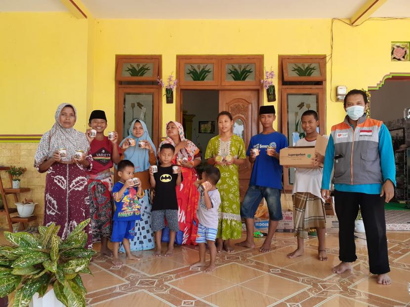 Rumah Zakat memberikan bantuan 40 kornet kepada para pengungsi korban bencana erupsi Gunung Semeru, Rabu (8/12).