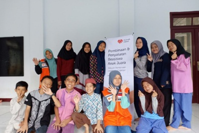 Rumah Zakat memberikan bantuan beasiswa kepada anak-anak SD Juara.