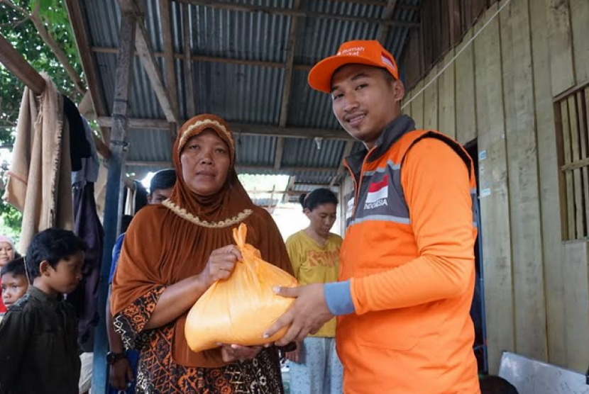 Rumah Zakat memberikan bantuan beras untuk korban gempa.