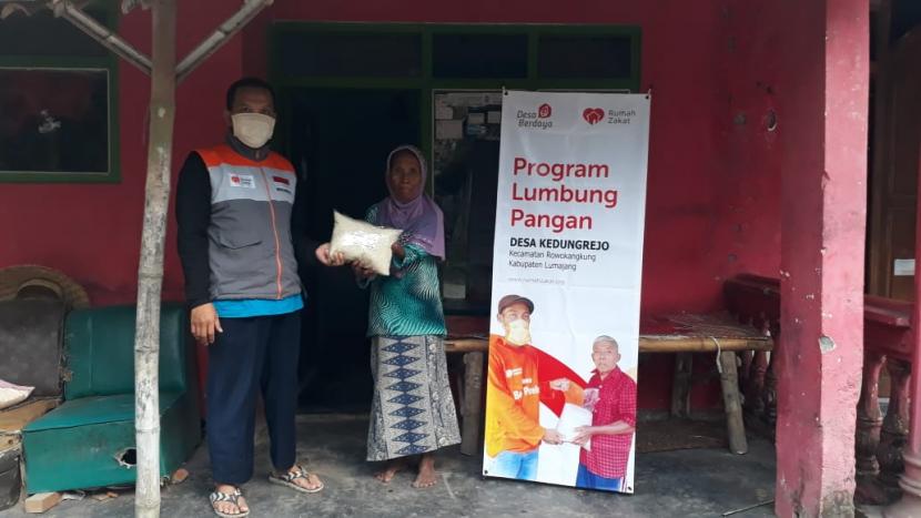 Rumah Zakat memberikan bantuan berupa beras kepada dua orang warga kurang mampu di Desa Kedungrejo, Lumajang, Jum’at (21/08). Mbok Rantak dan Mbok Yupiah adalah warga yang menerima bantuan dari Rumah Zakat.