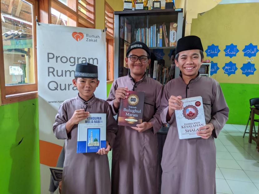 Rumah Zakat memberikan bantuan berupa rak buku dan beberapa buah buku untuk anak-anak binaan yang sedang mengikuti program Tahfidz 30 juz di Yayasan Amal Jamai Dusun Bungur Pandak, Desa Bojong, Kecamatan Cikembar, Kabupaten Sukabumi.