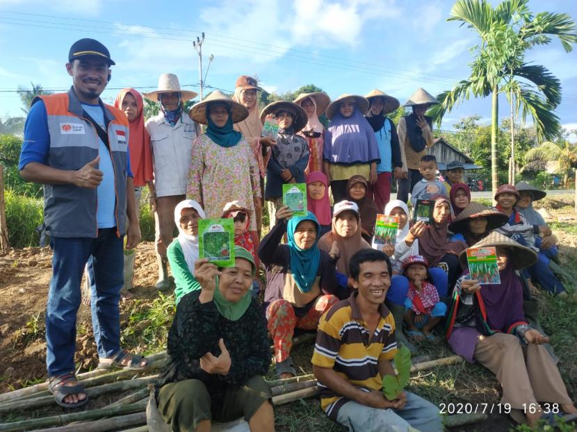 Rumah Zakat memberikan bantuan bibit tanaman.