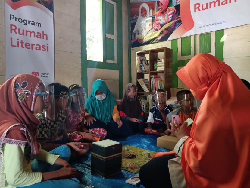 Rumah Zakat memberikan bantuan Buku Pintar Iman Islam (BPII) di Rumah Literasi Desa Sempu , Kecamatan Kunduran, Kabupaten Blora