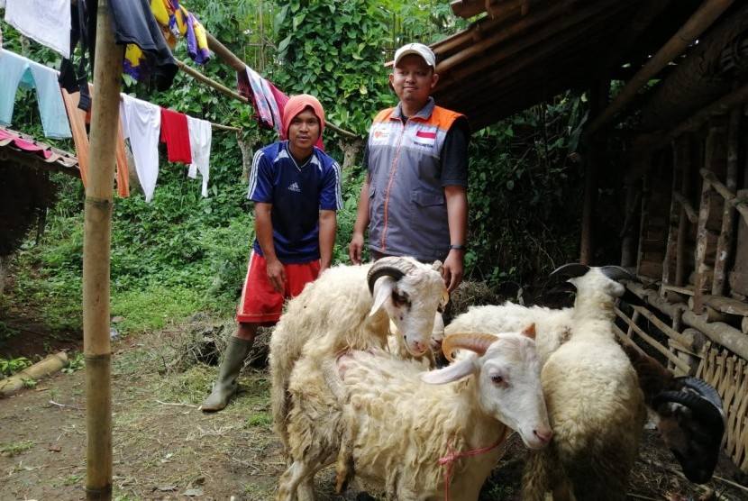Rumah Zakat memberikan bantuan domba untuk warga Sukabumi. 