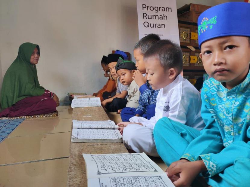 Rumah Zakat memberikan bantuan fasilitas belajar berupa iqro kepada para santri Rumah Quran Nurul Iman di Desa Berdaya Balekambang sebagai realisasi dari program Rumah Qur’an, Jum’at (11/12).