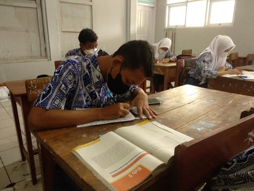 Rumah Zakat memberikan bantuan kepada 42 siswa SMPN 1 Karangwareng.