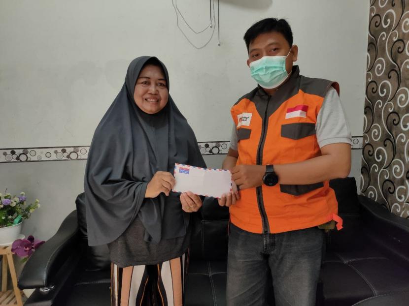 Rumah Zakat memberikan bantuan kepada Majlis Taklim Khairunnisa yang beralamatkan di Mulya Asri 2 blok I Kelurahan Sukamulya, Kecamatan Cikupa, Tangerang. Bantuan tersebut rencananya akan di belikan alat musik rebana untuk menunjang kegiatan majlis taklimnya.