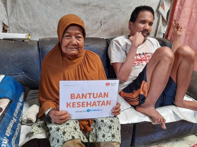 Rumah Zakat memberikan bantuan kesehatan untuk Muhammad Ilham (29) yang menderita kelumpuhan sejak kecil. Saat ini, Ilham hanya dirawat oleh ibu kandungnya, Darwisya yang saat ini juga sudah sangat tua dan renta dengan usia 65 tahun.