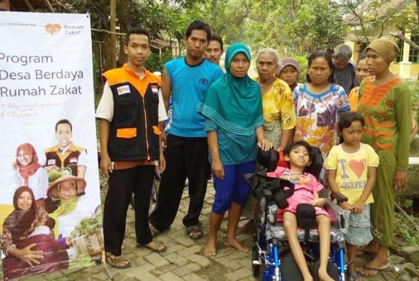 Rumah Zakat memberikan bantuan kursi roda untuk Nirmala.