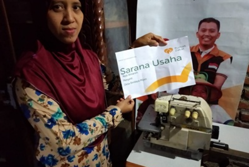 Rumah Zakat memberikan bantuan mesin obras untuk Anik, salah satu warga di Semarang.