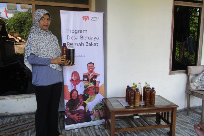 Rumah Zakat memberikan bantuan modal usaha kecil. 