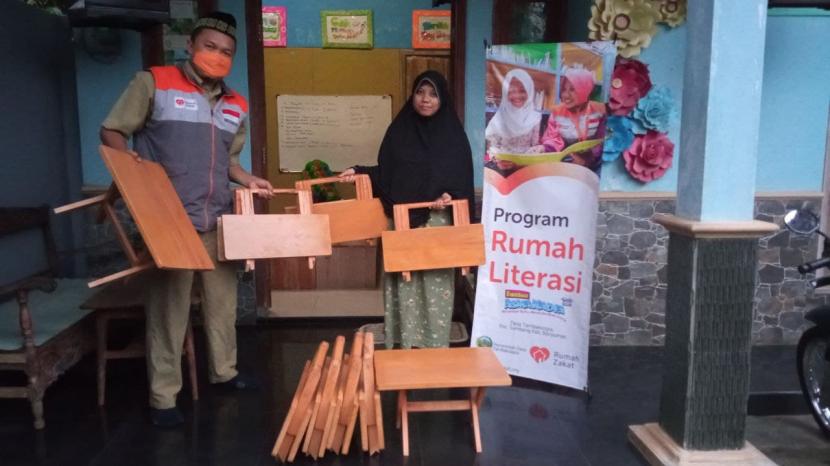 Rumah Zakat memberikan bantuan sembilan buah meja lipat untuk menunjang kegiatan belajar mengajar di Rumah Literasi, Senin (25/10).