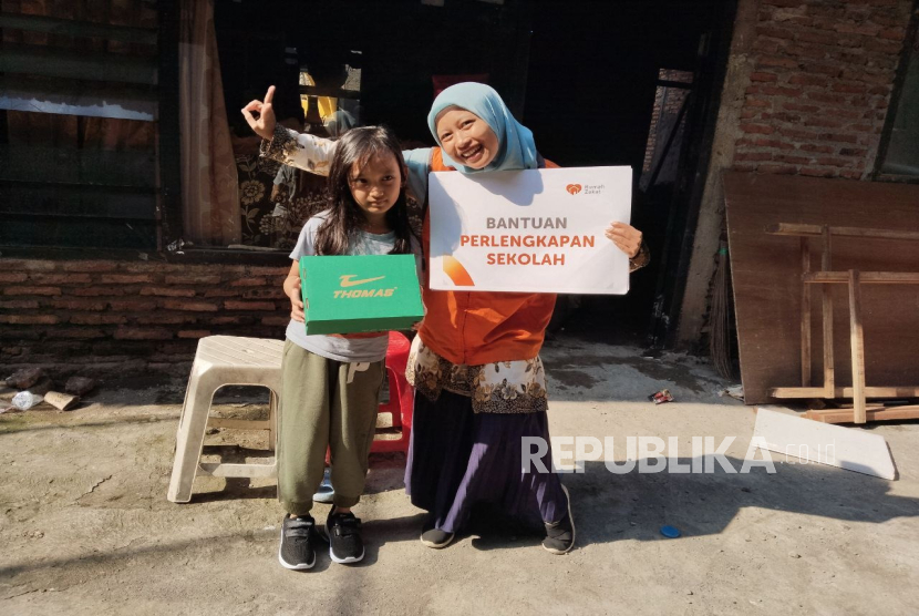 Rumah Zakat memberikan bantuan sepatu kepada anak-anak korban longsor di Kelurahan Karangayang Gunung, Semarang, Jawa Tengah.