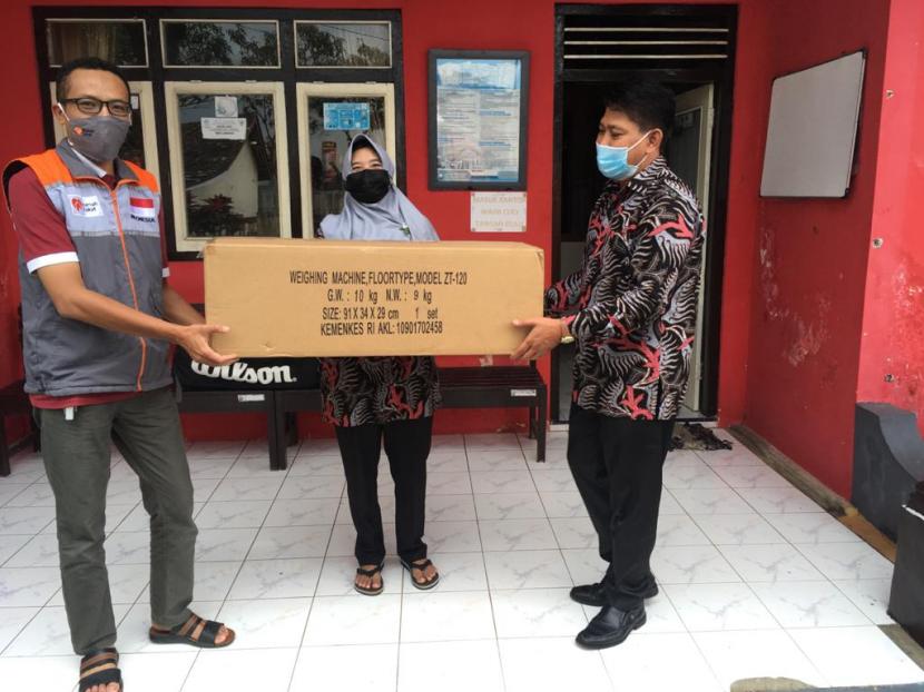 Rumah Zakat memberikan bantuan timbangan untuk posyandu.