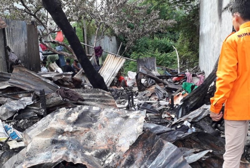 Rumah Zakat memberikan bantuan untuk korban kebakaran di Medan, (12/6). 
