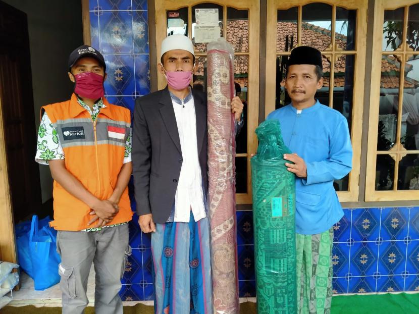 Rumah Zakat memberikan bantuan untuk pesantren korban kebakaran.