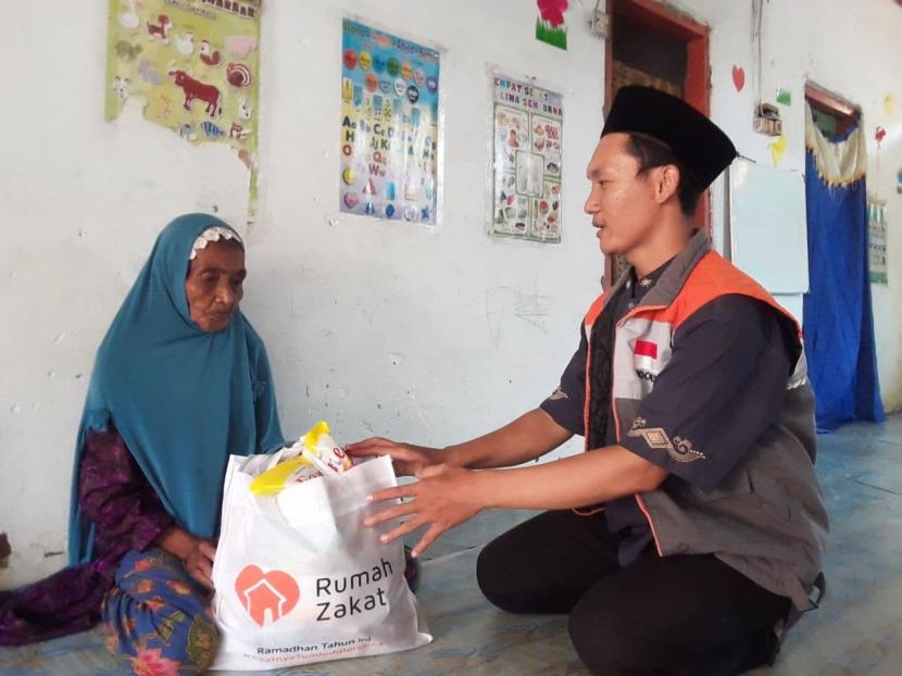 Rumah Zakat memberikan Bingkisan Lebaran Keluarga (BLK) kepada para janda yang sudah tua atau jompo di Desa berdaya Sampir kecamatan Waringinkurung, Kabupaten Serang, Banten pada Selasa (19/4/2022).