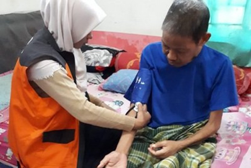 Rumah Zakat memberikan layanan home care lansia.