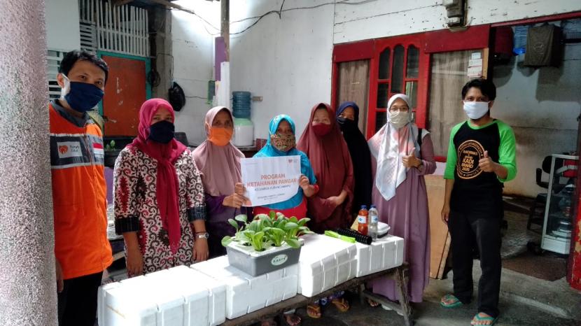 Rumah Zakat memberikan peralatan serta pelatihan teknik budidaya tanaman secara hidroponik kepada warga RT 07 RW 01 Kelurahan Andalas Kecamatan Padang timur, Kota Padang, Rabu (17/6).