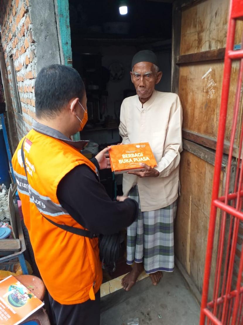 Rumah Zakat memberikan santunan kepada Mbah Supari di rumahnya