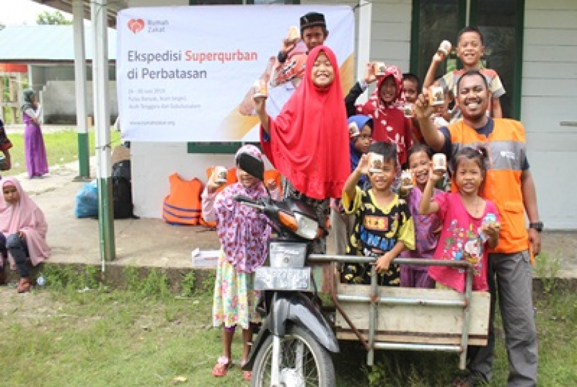 Rumah Zakat memberikan Superqurban ke warga di pedalaman Aceh Singkil.